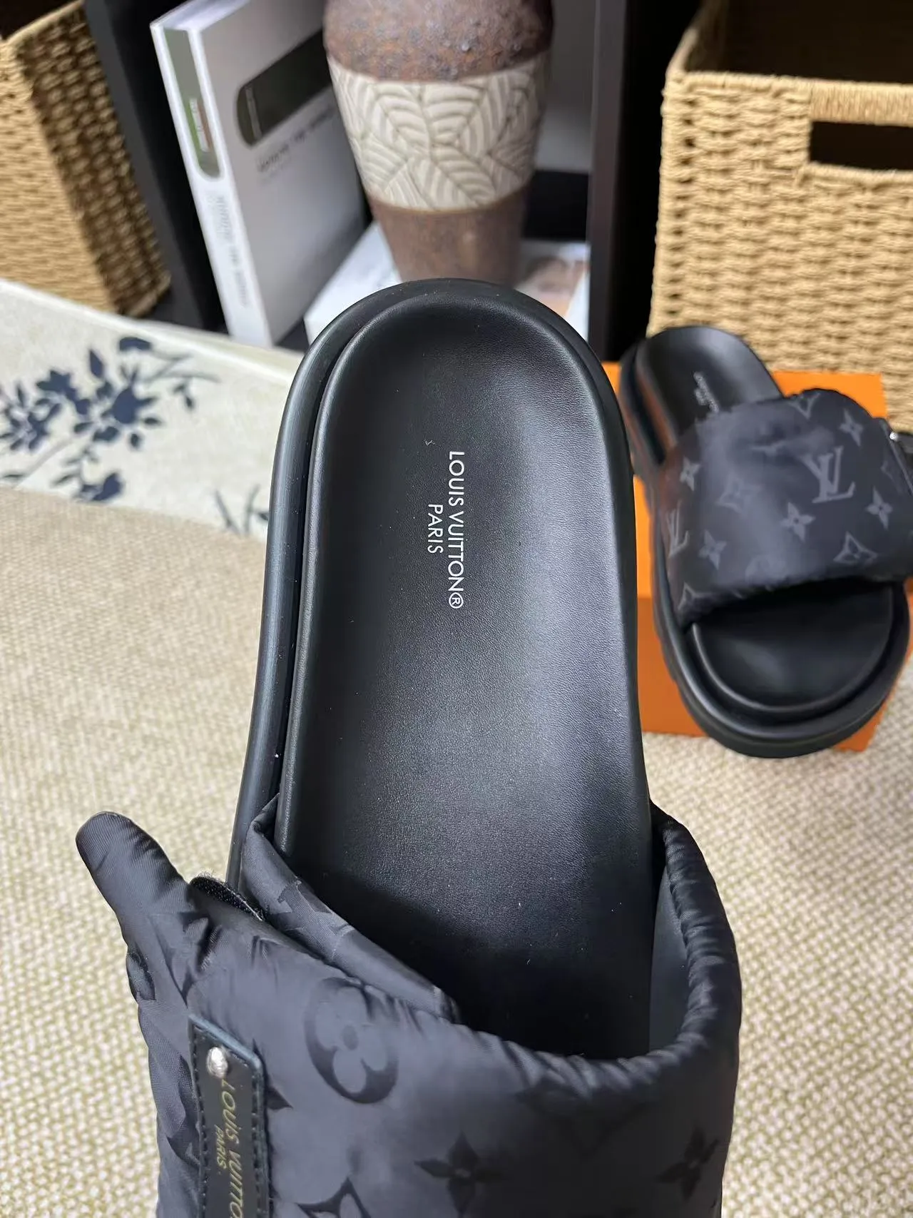 P340 yuan LV Louis Vuitton Full of high-end feel! A popular model among bloggers at home and abroad, it’s retro and fashionable, and looks stunning on your feet! Mainly recommended model on the official website★ ━━━━━ ЅᏇєєt ━━━━━ ▪️Upper: original calfskin ➕5D printing process ▪️Inner: imported mixed sheepskin ▪️Outsole: original molded foam outsole ▪️Size: Female 35-40 Men's 39-44 (women's 41 men's 45)
